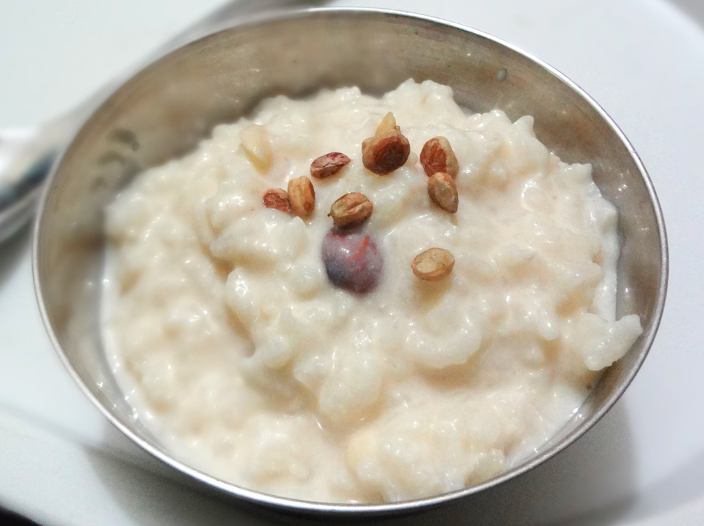 A bowl of creamy rice kheer garnished with almonds and raisins, perfect for an easy Father's Day recipe.